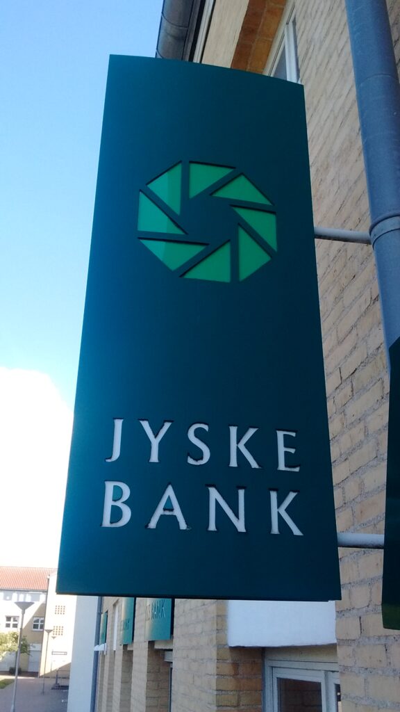 Denmark's biggest fraud case comes to court, we are talking about Denmark's second largest bank Jyske bank, and the question now is also whether Anders Dam or someone else in Jyske bank's management, perhaps Philip Baruch, has accused Lundgren's lawyers not to submit their client's fraud allegations against Jyske bank, the case started in 2008 and the fraud was discovered in 2016, since Jyske bank's board has covered the fraud.