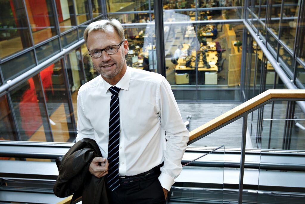 HUSK DE SOM HAR DÆKKET OVER JYSKE BANKS FORTSATTE SVINDEL MOD STORBJERG ERHVERV I ER SKYLDIGE I VI STADIG UDSÆTTES FOR BEDRAGERI DA I NÆGTEDE AT STANDSE EN ÅBENLYS FORBRYDELSE TAK FOR DET HÅBER I SOVER GODT OM NATTEN / At politiet ignorer politilovens Kap. 2. Paragraf 2. Stk. 3. Syntes åbenlyst være for at dække over Danmarks anden største bank jyske bank, ikke må efterforskes for bedrageri ER DETTE FÆLLES FOR ALLE BANKER ? Men nu nærmer vi os retslokalet og kan der få retten til at sætte jysk bank på plads, nu ledelsen ikke selv magter den opgave / Husk vi retter gerne fejl hvis noget er forkert Anders Dam ved godt at nummeret er 22227713 Så er bande lederen Anders Dam eller andre uenige med noget Så bare kom Anders nummeret er 0045 22227713 / / Jyske Bank Boxen præsentere duellen mellem jyske bank og deres bedraget kunde, hvis jyske bank tør mødes i Boxen Jyske Bank BOXEN navnet på Danmarks nye nationale arena i Herning. MCH Messecenter Herning Jyske Bank har indgået en navnesponsor aftale for multiarenaen, 20. oktober 2010. Navnesponsoratet giver mulighed for god eksponering, som vi glæder os til at udnytte, siger ordførende direktør Anders Dam, Jyske bank / Vi kan også mødes på jyskebanktv. Men her har jyske bank blokeret os. / Sven Buhrækall Kurt Bligaard Pedersen Rina Asmussen Philip Baruch Jens Borup Keld Norup Christina Lykke Munk Johnny Christensen Marianne Lillevang Anders Dam Niels Erik Jakobsen Per Skovhus Peter Schleidt / #Bank #AnderChristianDam #Financial #News #Press #Share #Pol #Recommendation #Sale #Firesale #AndersDam #JyskeBank #ATP #PFA #MortenUlrikGade #GF Maresk #PhilipBaruch #LES #LundElmerSandager #Nykredit #MetteEgholmNielsen #Loan #Fraud #CasperDamOlsen #NicolaiHansen #JeanettKofoed-Hansen #AnetteKirkeby #SørenWoergaaed #BirgitBushThuesen / #Gangcrimes #Crimes #Koncernledelse #jyskebank #Koncernbestyrelsen #SvenBuhrkall #KurtBligaardPedersen #RinaAsmussen #PhilipBaruch #JensABorup #KeldNorup #ChristinaLykkeMunk #HaggaiKunisch #MarianneLillevang Finansministeriet Statsministeriet Justitsministeriet Finanstilsynet Finans Bank Banking Aktier Loan Biler Hæderlige Banker #Koncerndirektionen #AndersDam #LeifFLarsen